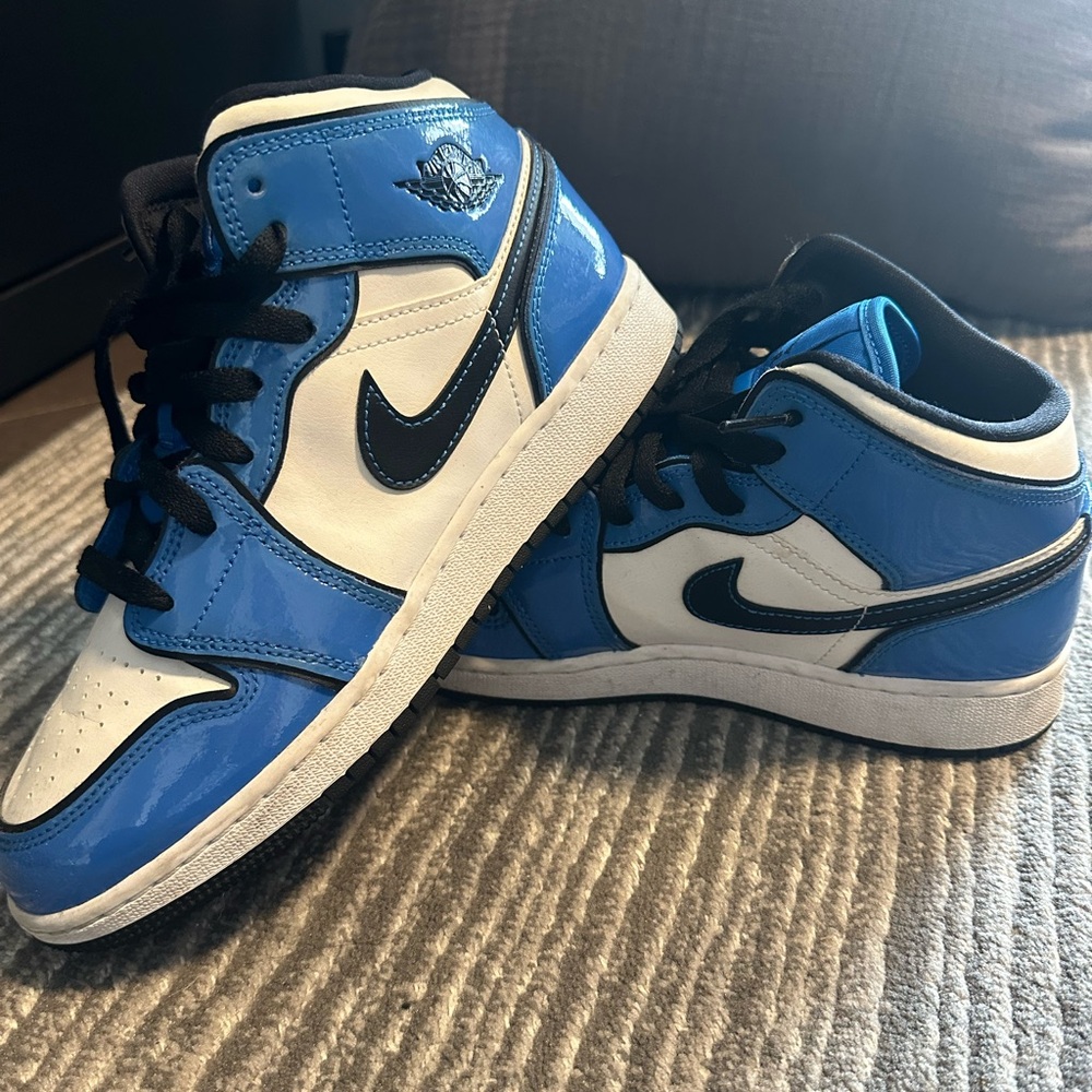 Air Jordan 1 Mid SE size 6Y